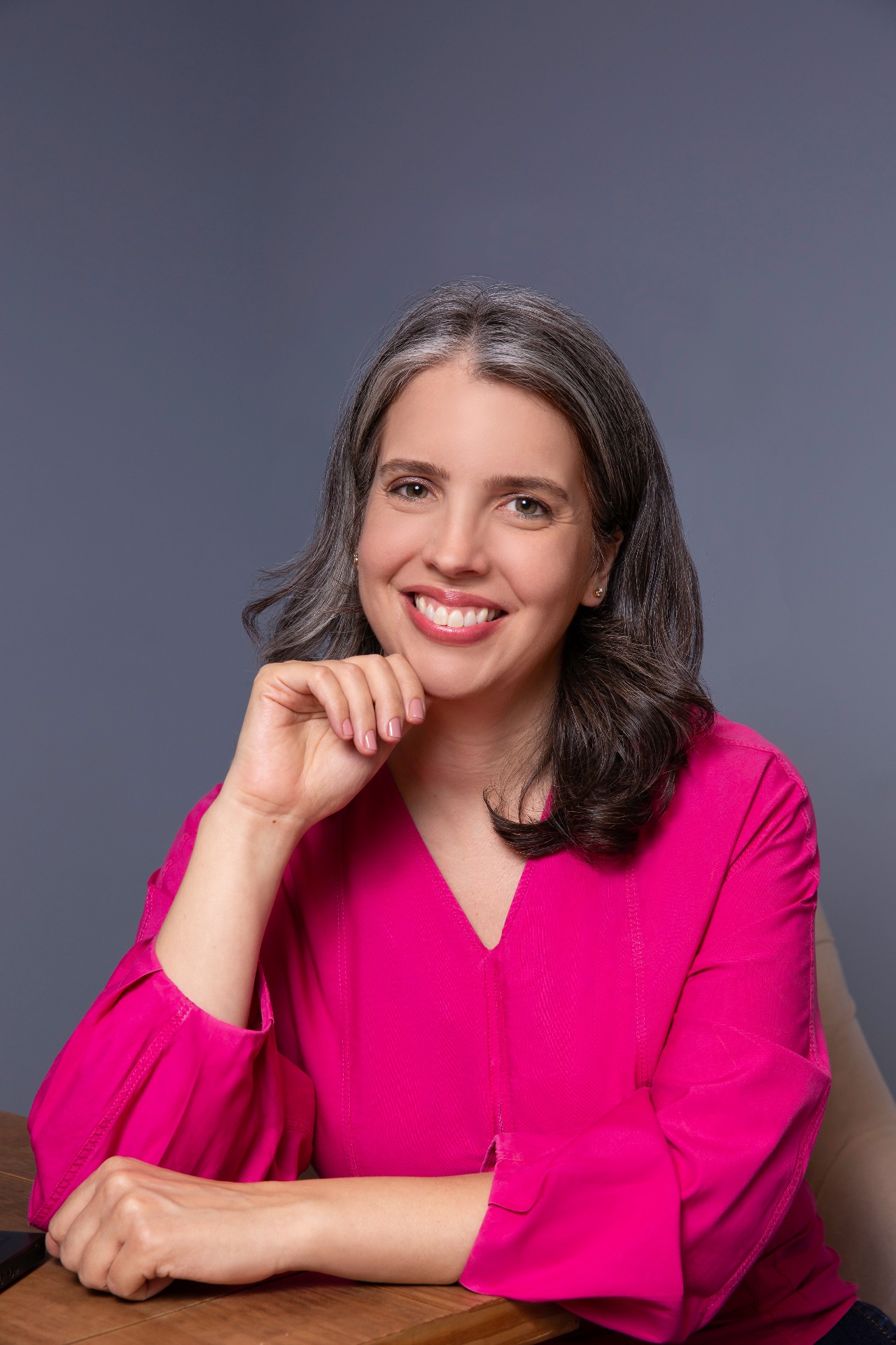 Juliana sorrindo em ambiente descontraído
